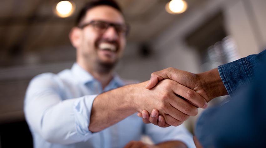 Netzwerktreffen bieten den Akteur:innen die Möglichkeit, sich auch im Nachhinein auszutauschen. © Shutterstock, Gutesa