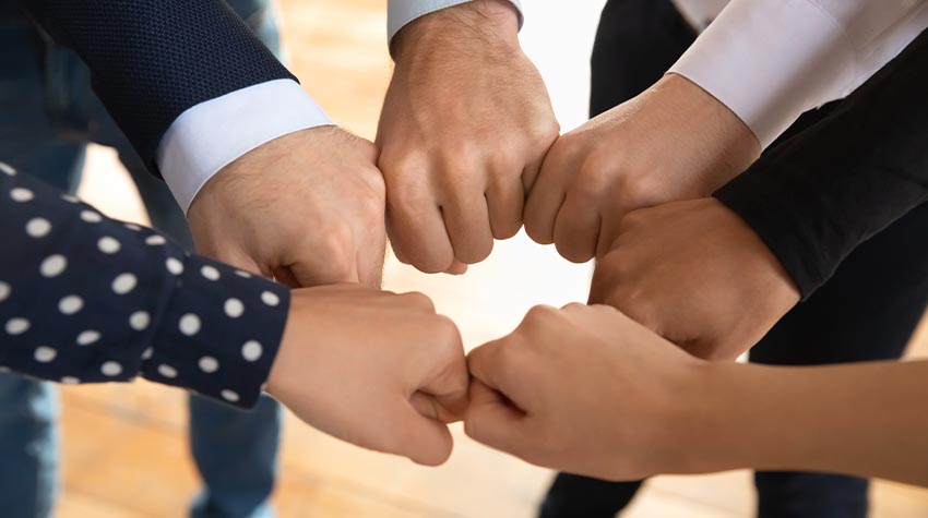 Ein gelungenes Teambuilding fördert den Zusammenhalt unter Mitarbeitenden. © Adobe Stock, fizkes