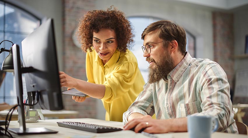 Neue Mitarbeiter erhalten durch gute Mentorenprogramme eine Bezugsperson, a die sie sich wenden können. © Adobe Stock, Gorodenkoff